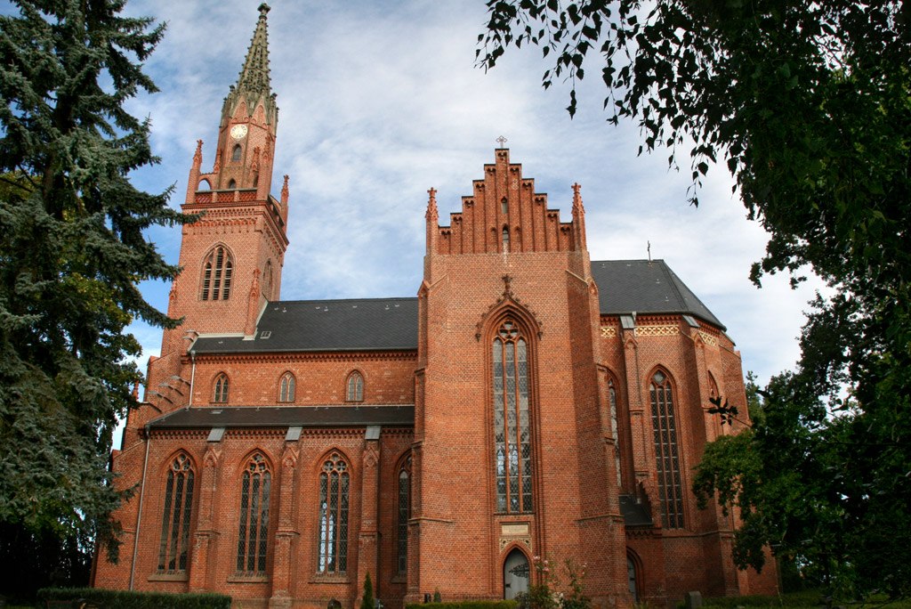 Schlieffenberg - widok na południe z odnowionymi dachami i fasadą // &copy; Kirchgemeinde Wattmannshagen