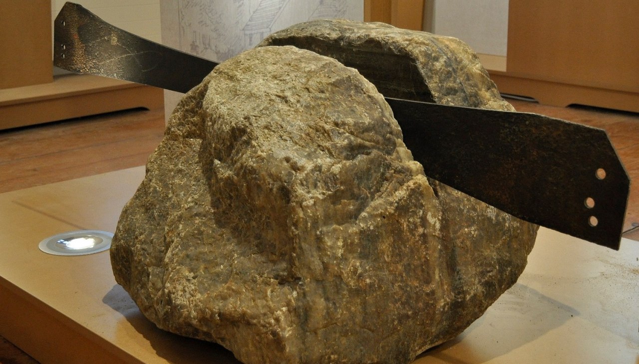 Stone with saw blade, © Stadtgeschichts- und Museumsverein Schwerin e.V.; Dr. Holger Martens Stone with saw blade, © Stadtgeschichts- und Museumsverein Schwerin e.V.; Dr. Holger Martens