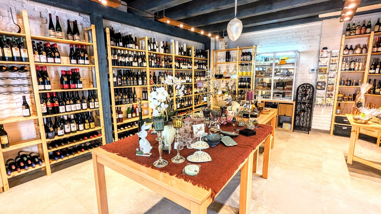 Interior assortment - Weinhaus im Hof // &copy; Leopold H&ouml;glinger