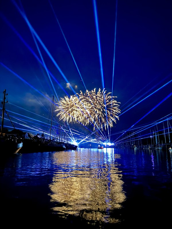 Ryck in flames - the pyro and light show kicks off on Friday at 10:30 pm // &copy; Franziska Vopel