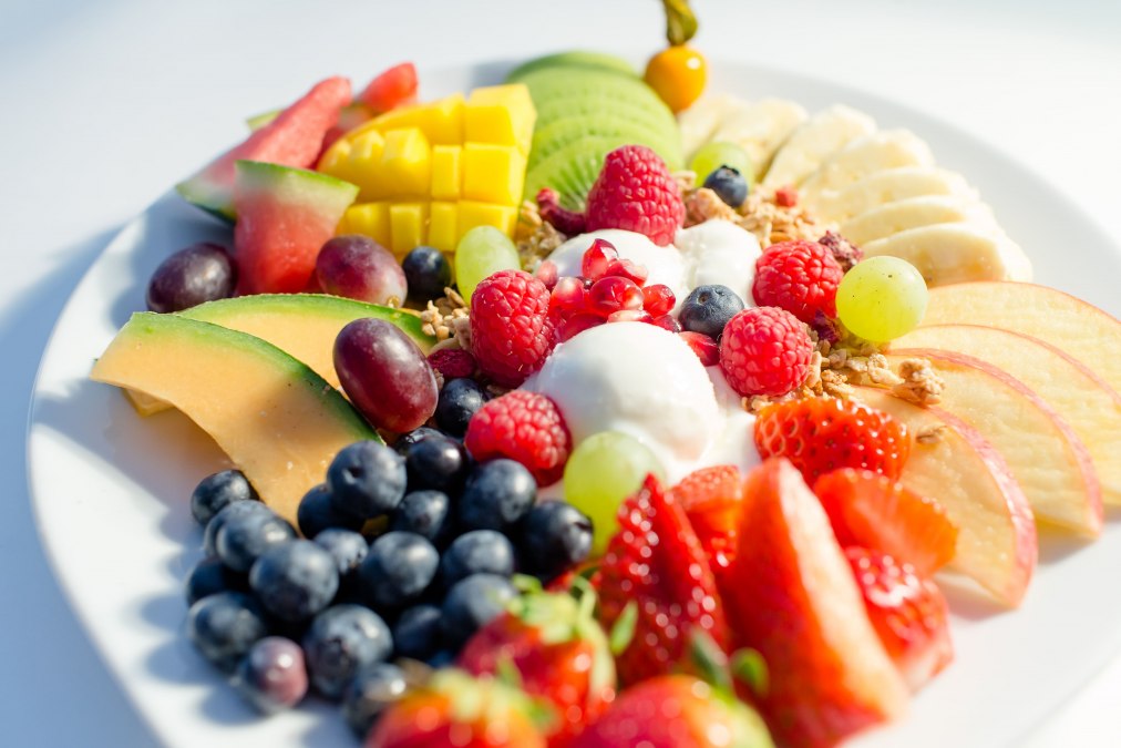 Healthy ice cream and fruit plate, © Nadine Rupp