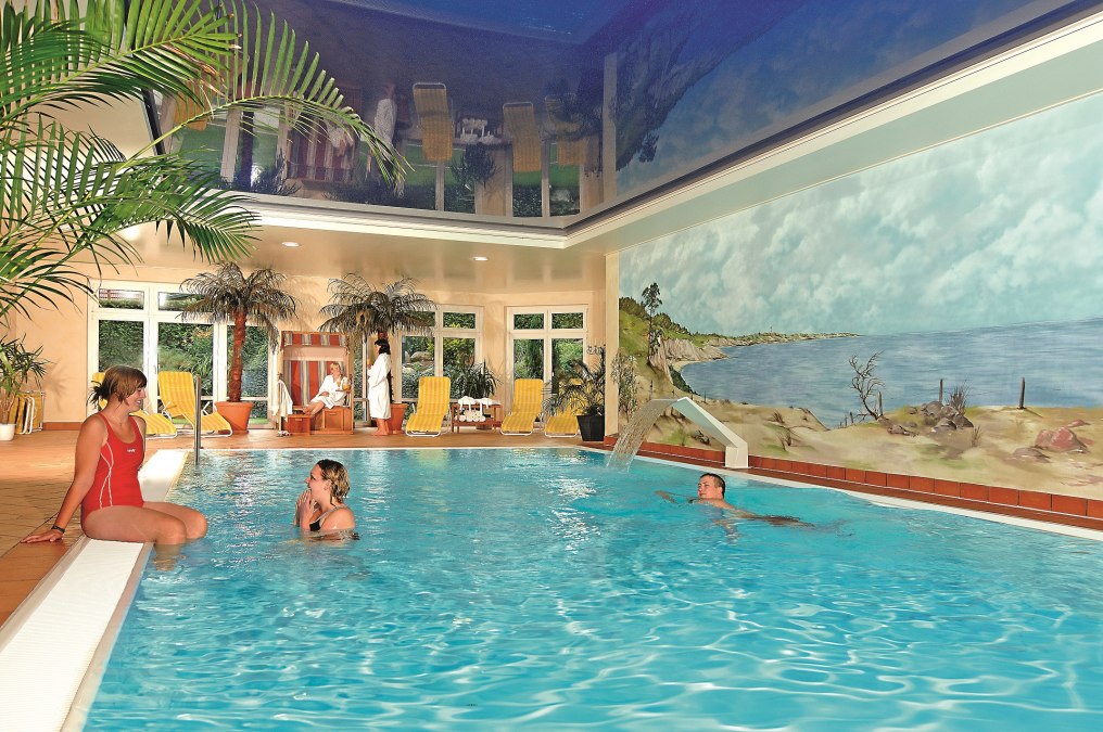 Schwimmbad-mit-Whirlpool-und-Sauna, © Rundbus Plauer See