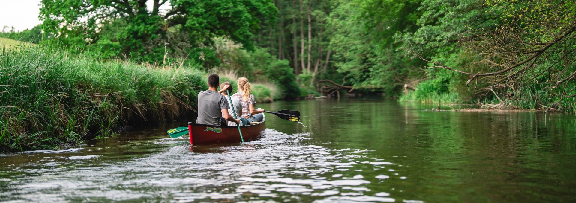 Kano&euml;n op de Warnow in natuurpark Sternberger Seenland