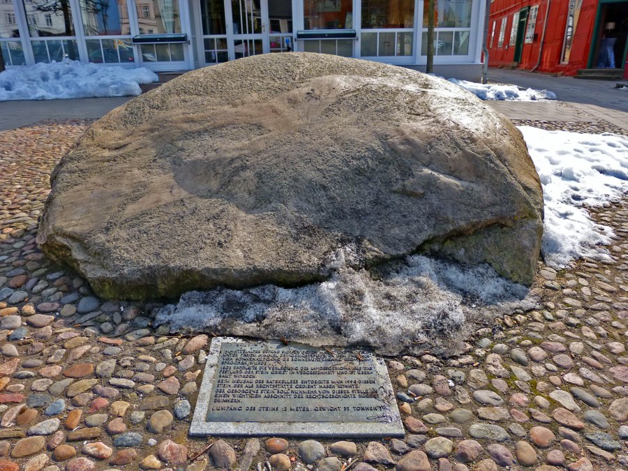 Głaz narzutowy na targu w Bergen, © Archäo Tour Rügen
