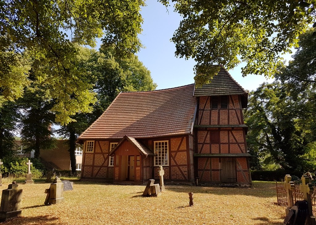 De dorpskerk in Matzlow met zijn karakteristieke klokkentoren., © Foto: Lewitz e.V. De dorpskerk in Matzlow met zijn karakteristieke klokkentoren., © Foto: Lewitz e.V.