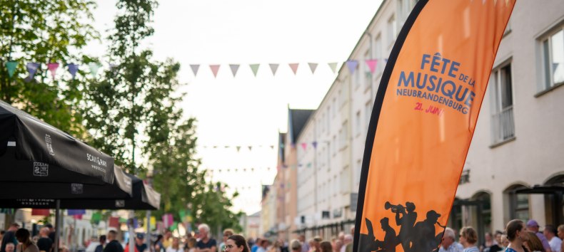 Fr&ouml;hliches Beisammensein auf der Turmstra&szlig;e w&auml;hrend der F&ecirc;te de la Musique. // &copy; Jessica Schuck
