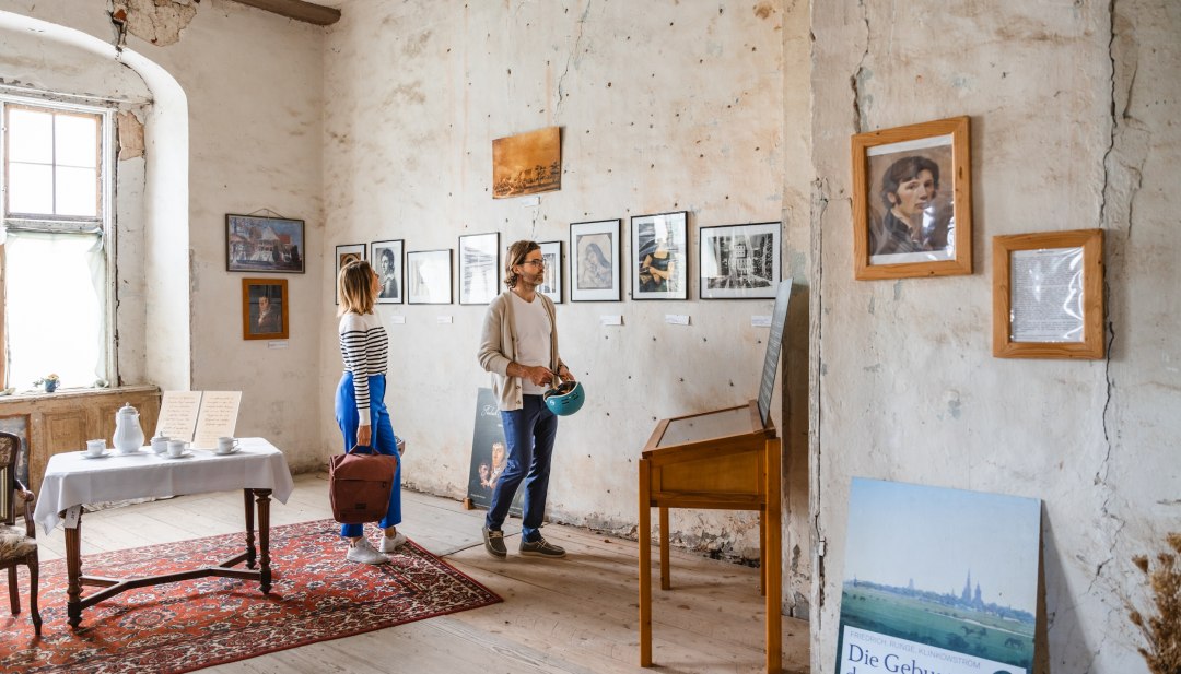 Two people stroll through the exhibition at Ludwigsburg Palace // History up close: Frauke and Wolf find out more about the painting trio at Ludwigsburg Palace. // © MV-T/Gross Two people stroll through the exhibition at Ludwigsburg Palace