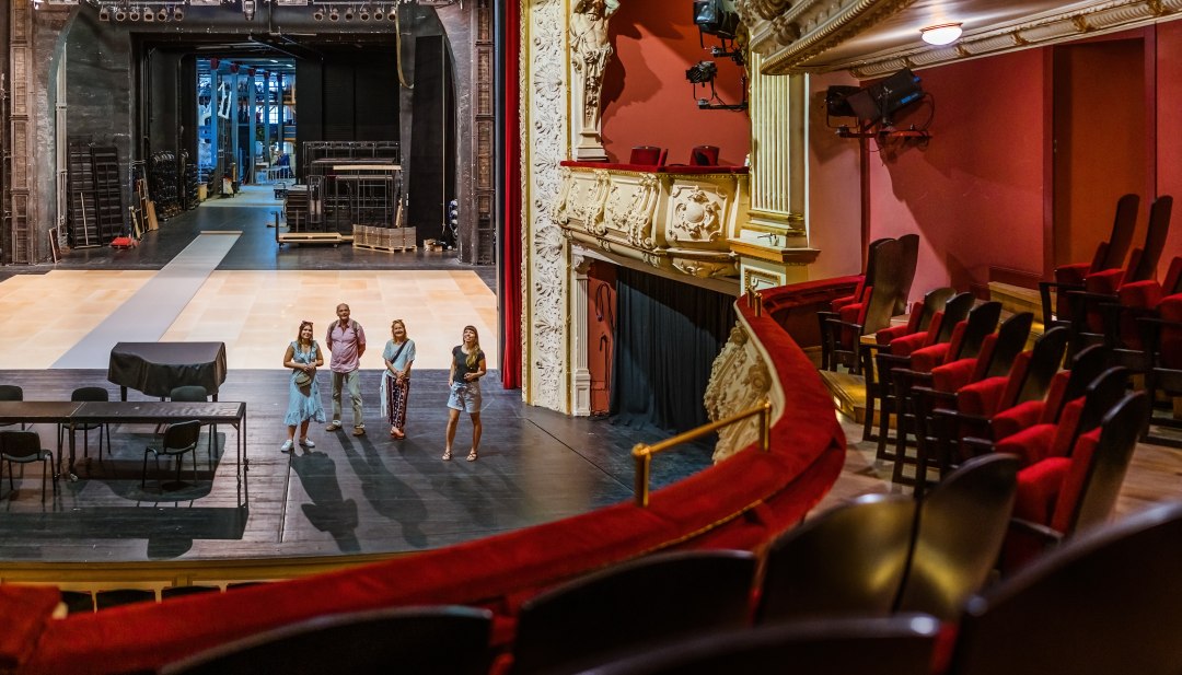 Gordijn omhoog in het Mecklenburg Staatstheater in Schwerin, © TMV/Tiemann