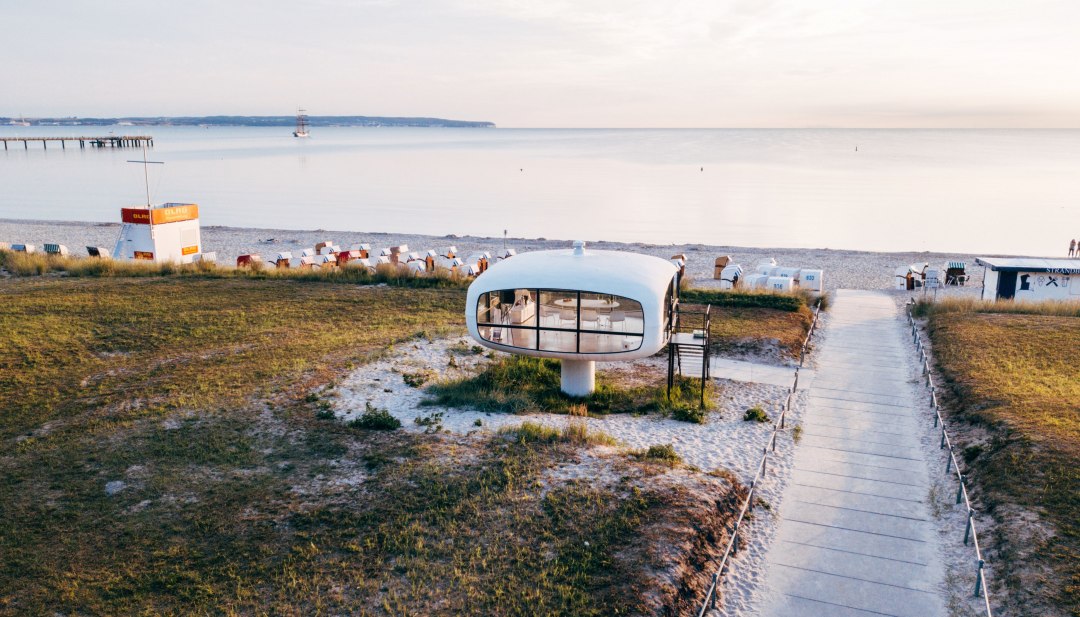 M&uuml;ther tower on the beach of Binz on the island of R&uuml;gen with the Baltic Sea, beach chairs and lighthouse in the evening light.