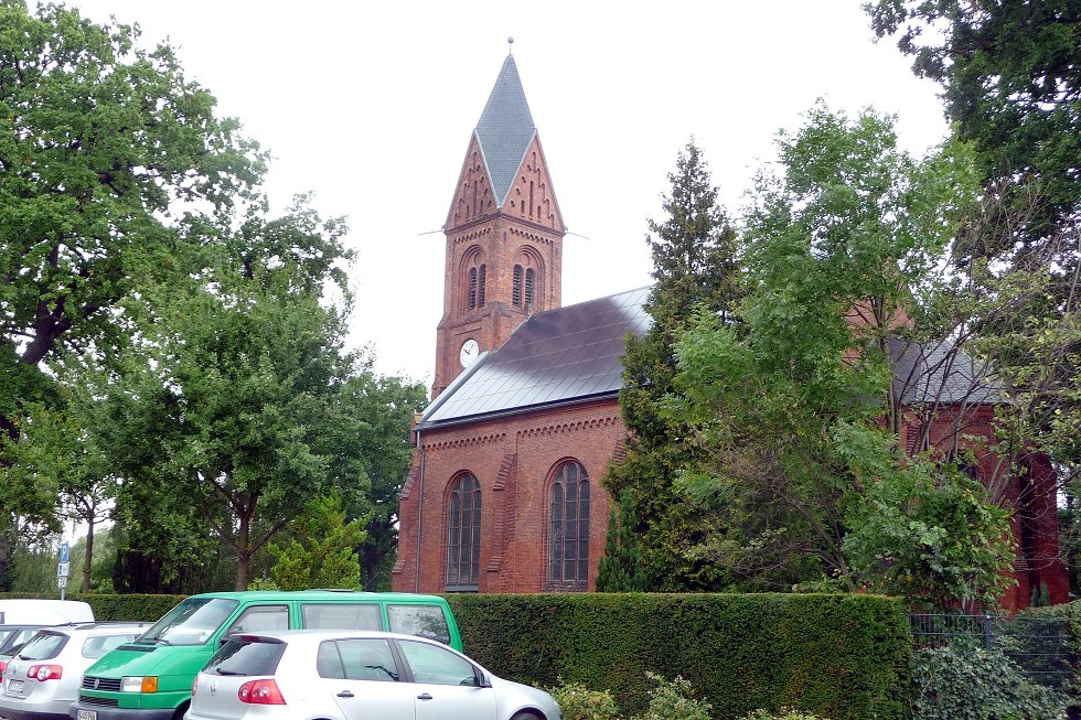 Buitenaanzicht van de kerk // &copy; Sabrina Wittkopf-Schade