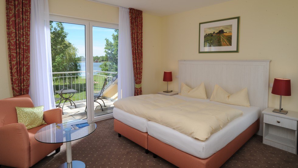 Tweepersoonskamer met balkon aan het meer, © Strandhaus am Inselsee Tweepersoonskamer met balkon aan het meer, © Strandhaus am Inselsee