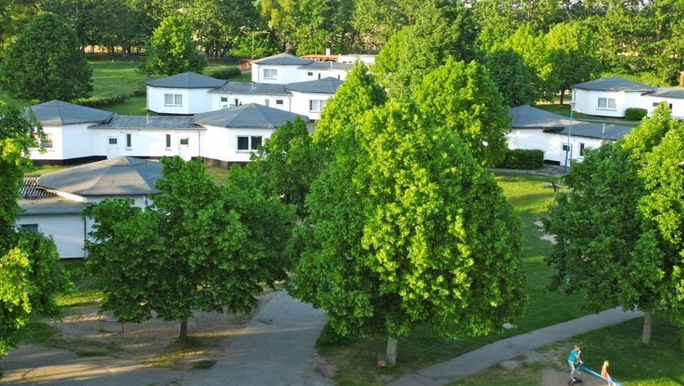 gedeeltelijk vooraanzicht van onze bungalows, © Ulis Kinderland e.V.