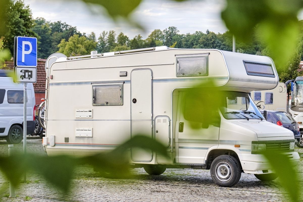 The motorhome site is located directly at the harbor. // © Florian Trykowsk The motorhome site is located directly at the harbor. // © Florian Trykowsk