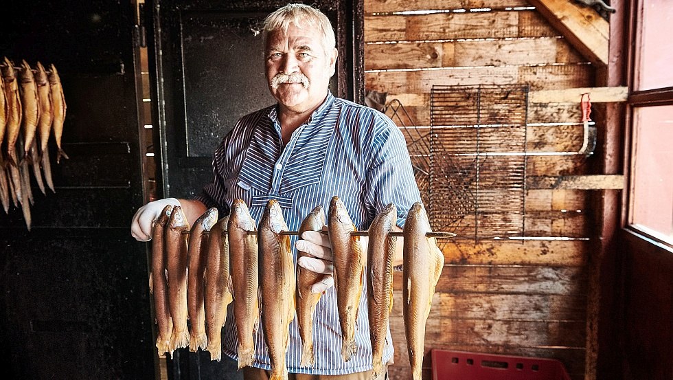 Wędzimy prawie codziennie na drewnie bukowym w naszych własnych piecach wędzarniczych, © pocha.de