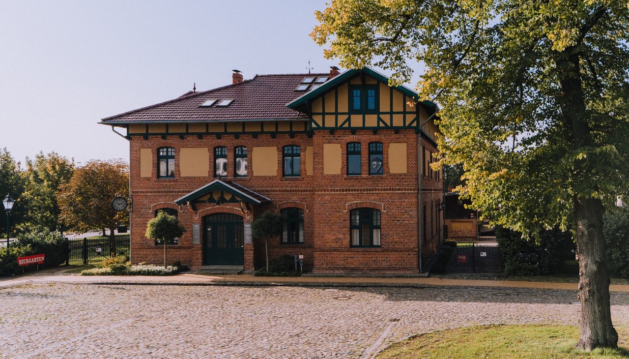 Dworzec kolejowy Dargun - widok z zewnątrz, © BAHNHOF Dargun