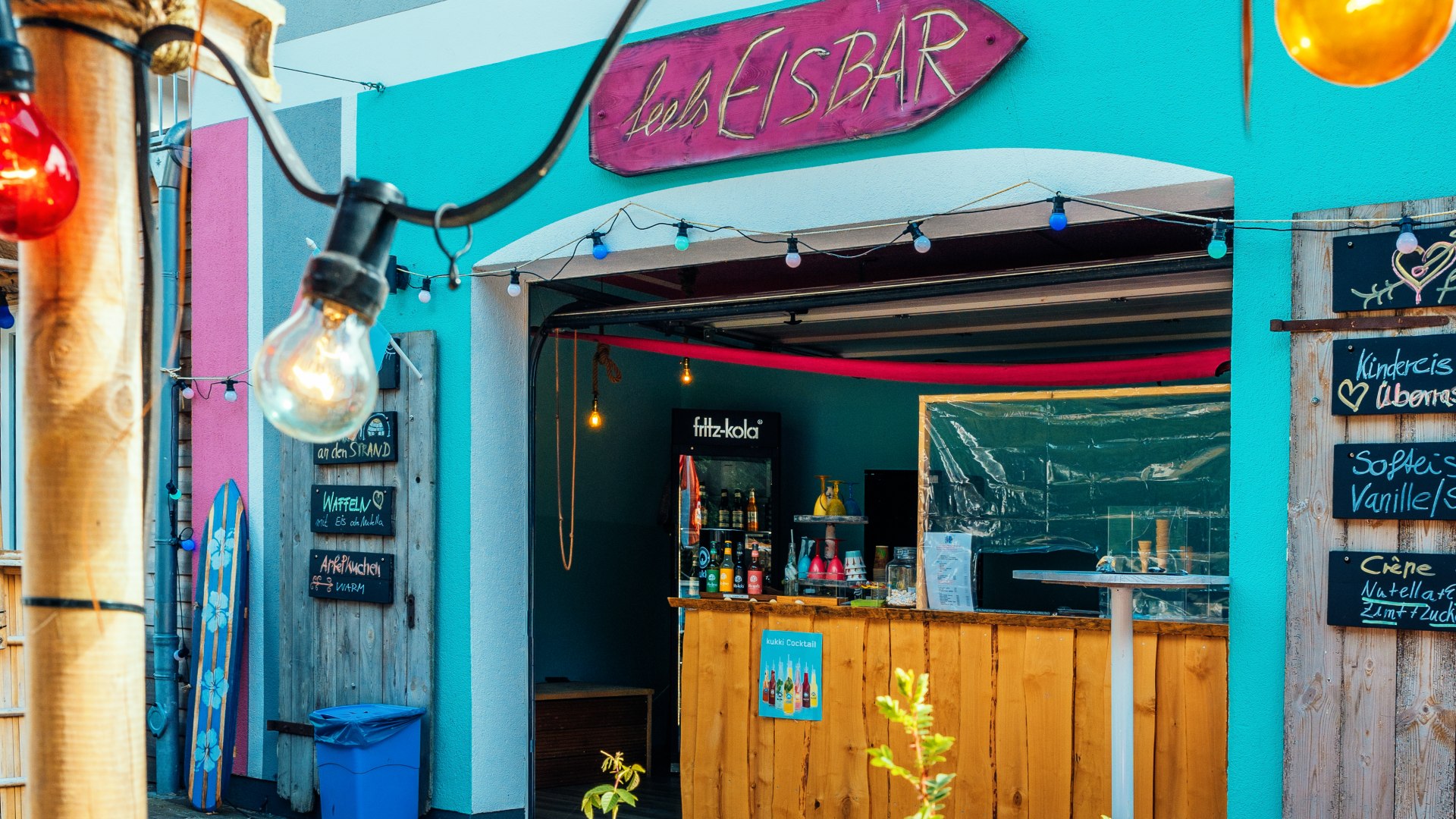 Het feels Beach Club Hotel in Kühlungsborn met uitzicht op de bar.
