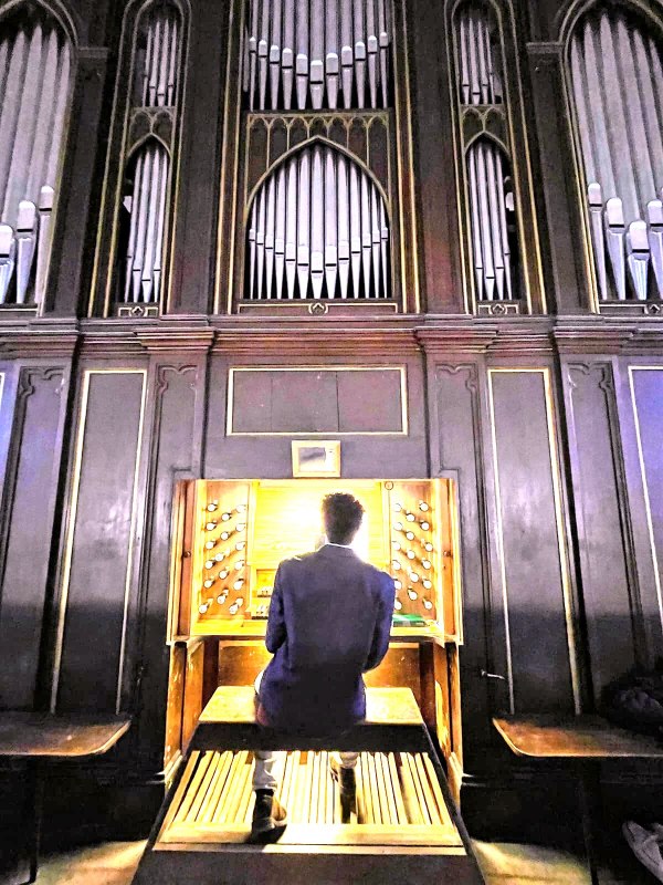 Jason achter een orgel // © Britta Flödl Jason achter een orgel // © Britta Flödl