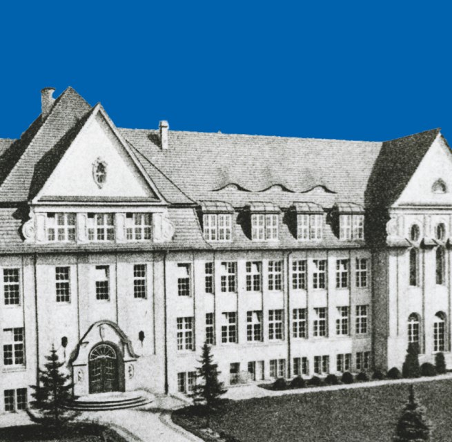 The Lyzeum school building—now the Gotthold Ephraim Lessing Gymnasium in Neubrandenburg—in black and white against a blue background. // © Vier-Tore-Stadt Neubrandenburg The Lyzeum school building—now the Gotthold Ephraim Lessing Gymnasium in Neubrandenburg—in black and white against a blue background. // © Vier-Tore-Stadt Neubrandenburg