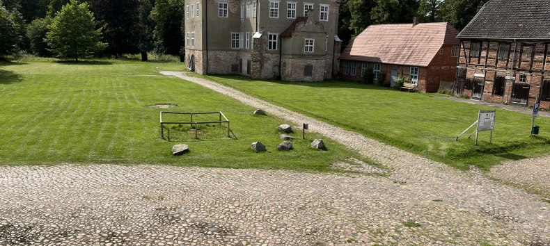 Der Schlosshof zu Ludwigsburg im Sommer 2025 // &copy; Archiv F&ouml;rderverein Schloss- und Gutshofanlage Ludwigsburg e. V.