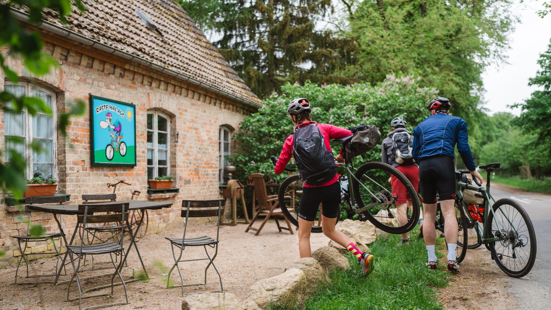 Stop and go: At "Üdi's Rastplatz" in Schwarzenhof, it's worth taking a lively break. // © MV-T/Gross Stop and go: At "Üdi's Rastplatz" in Schwarzenhof, it's worth taking a lively break.