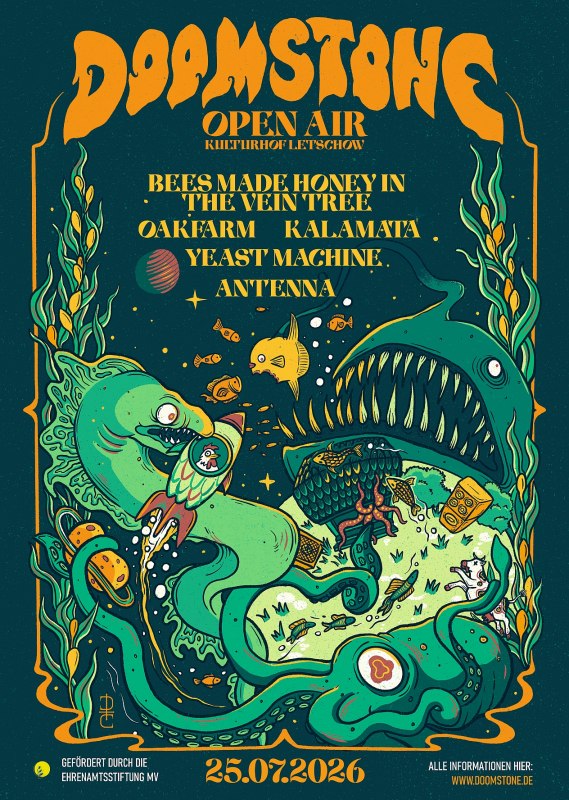 Plakat festiwalowy. 25.07.2026. Doomstone Open Air. Kulturhof Letschow. Pszczoły Zrobiły Mi&oacute;d W Żylecie, Oakfarm, Kalamata, Yeast Machine, Antena // &copy; @doomed_creations