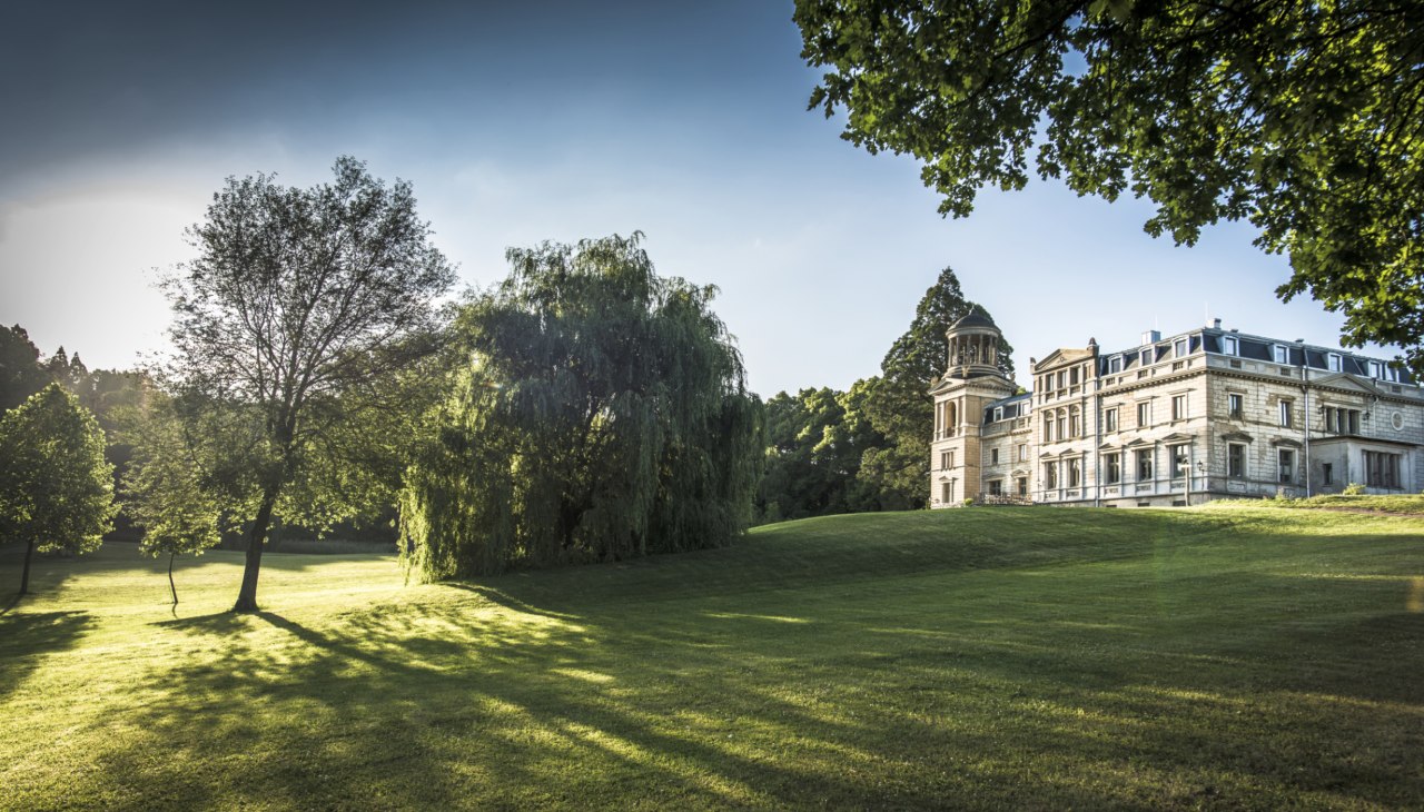 Zamek Kaarz i park z dużą ilością otwartej przestrzeni, © Schloss Kaarz / Stefan von Stengel