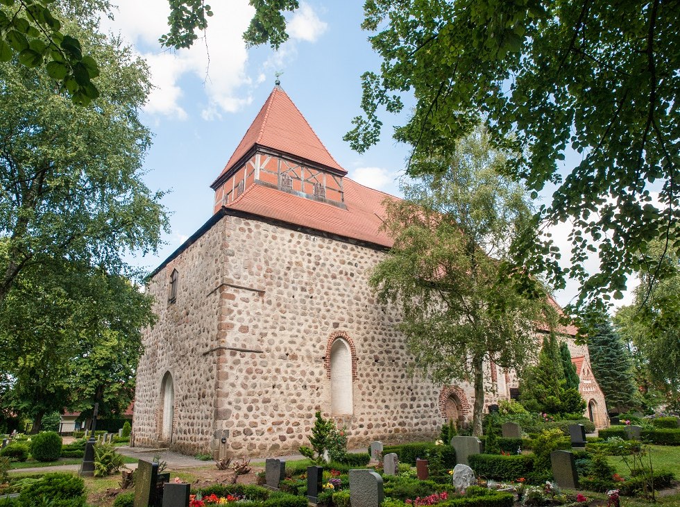 Kościół wiejski Sanitz z cmentarzem, © Frank Burger