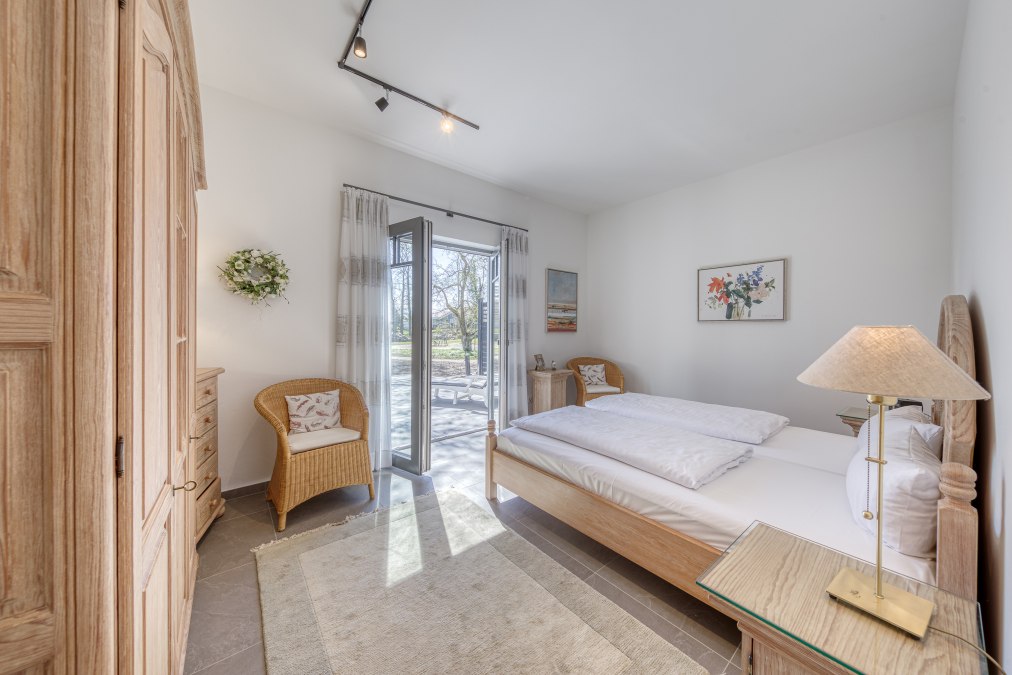 Sypialnia z podwójnym łóżkiem i wyjściem na taras, © André Pretzel