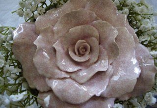 Glazed ceramic rose // &copy; Rosentau-Keramik/Rehfeld