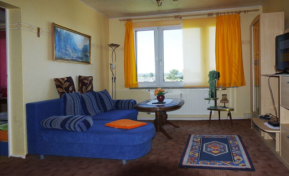 Flat HNo. 44: Woonkamer met slaapbank / Slaapkamer met 3 eenpersoonsbedden / Uitgeruste keuken en badkamer, © Klaus Paul Müller
