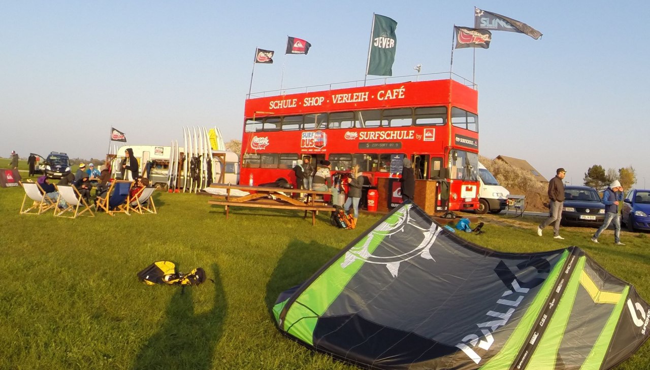 SURFBUS na idealnym płaskim spocie w Saal., © Supremesurf