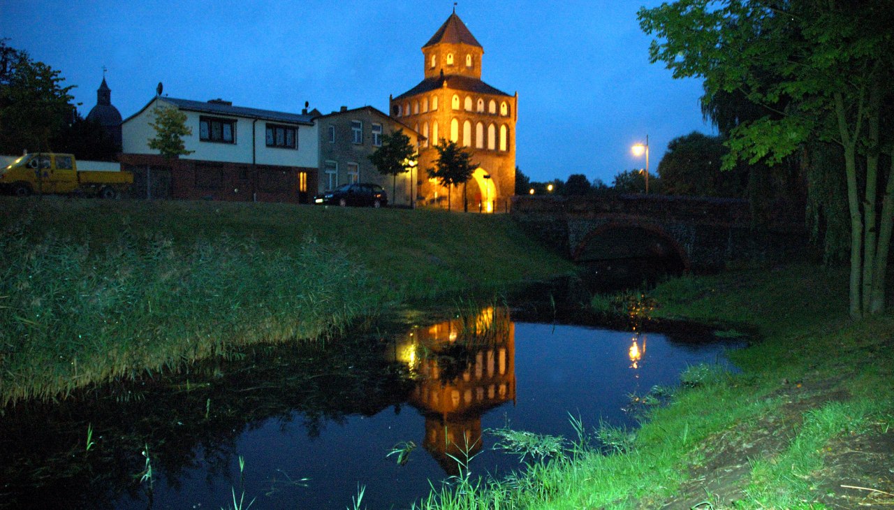 Rostocker Tor bij nacht, © Stadt Ribnitz-Damgarten