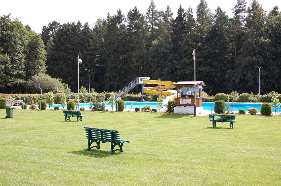 Sunbathing lawn and benches are available to visitors // &copy; Gabriele Skorupski