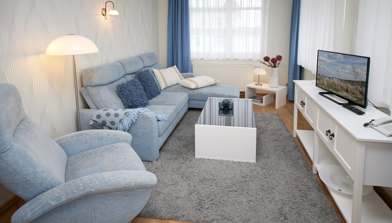 Gezellige woonkamer in het flatgebouw Monika, &copy; Anke Schultz