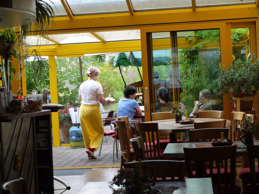 Z restauracji oranżeria prowadzi bezpośrednio do ogrodu, © Gerhard Mersch