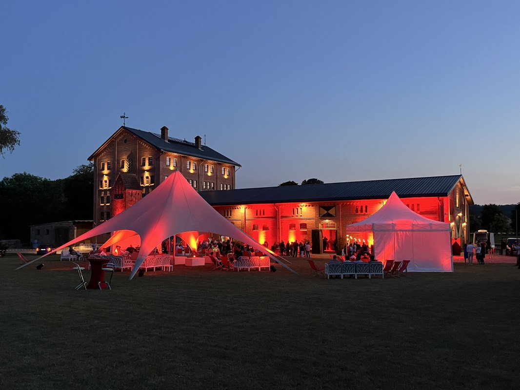 De festivalweide met avondevenement in de stallen van Trechow Castle. // © Christian Schierning De festivalweide met avondevenement in de stallen van Trechow Castle. // © Christian Schierning