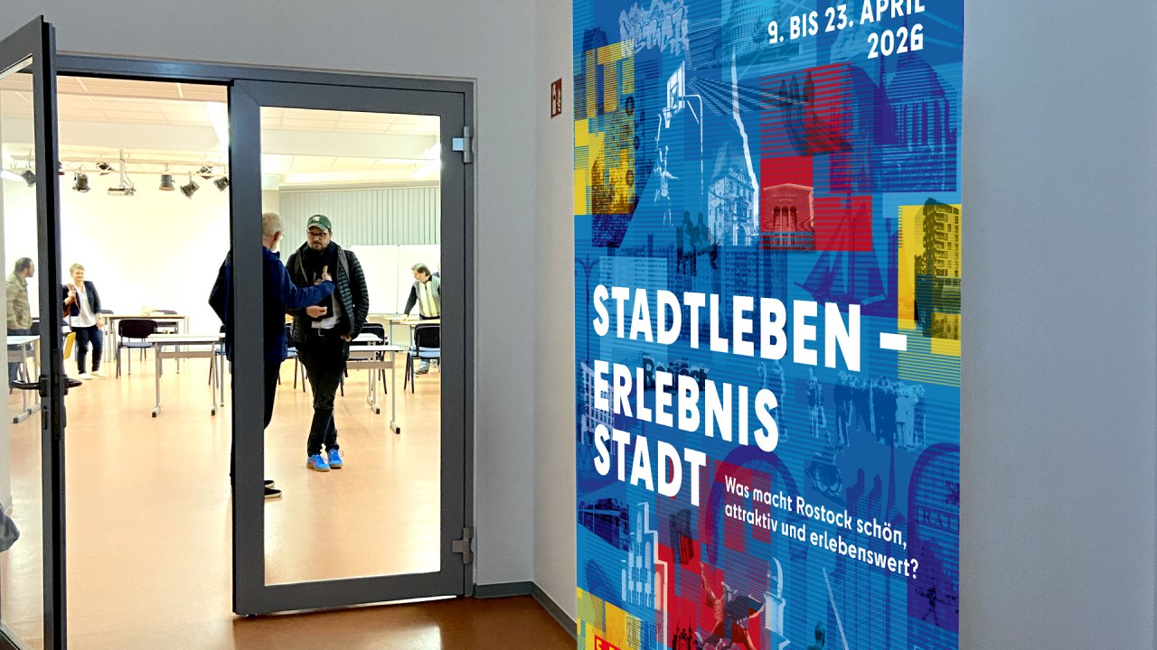 Entrance situation with event poster for the Rostock Philosophy Days; participants enter a seminar room., &copy; Koller