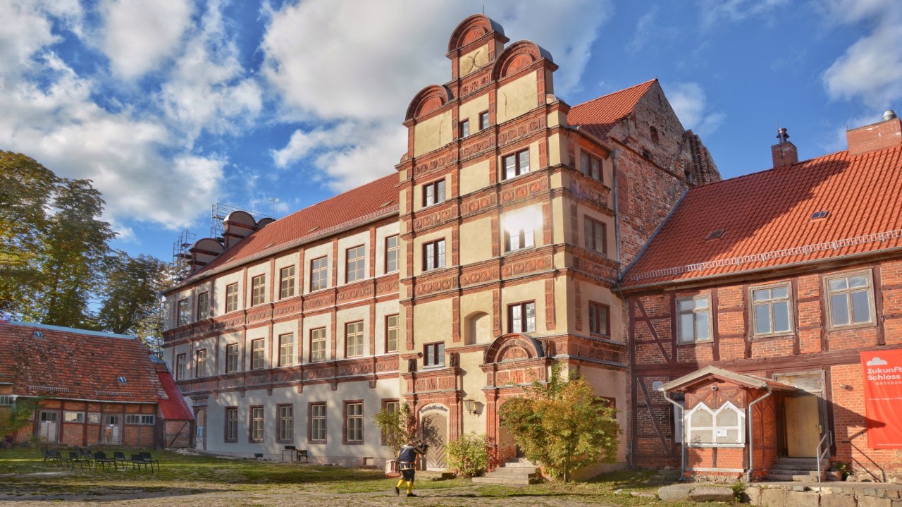 The western facade of the Gadebusch castle after restoration of the terracotta decoration. // © Tourismusverband Mecklenburg-Schwerin The western facade of the Gadebusch castle after restoration of the terracotta decoration. // © Tourismusverband Mecklenburg-Schwerin