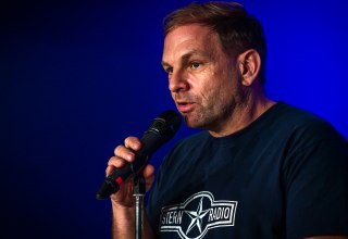De legendarische pubquiz, gepresenteerd door Dominik Bartels, verovert het kuuroord aan de Oostzee, Graal-Müritz., © André Pristaff / Tourismus- und Kur GmbH Graal-Müritz