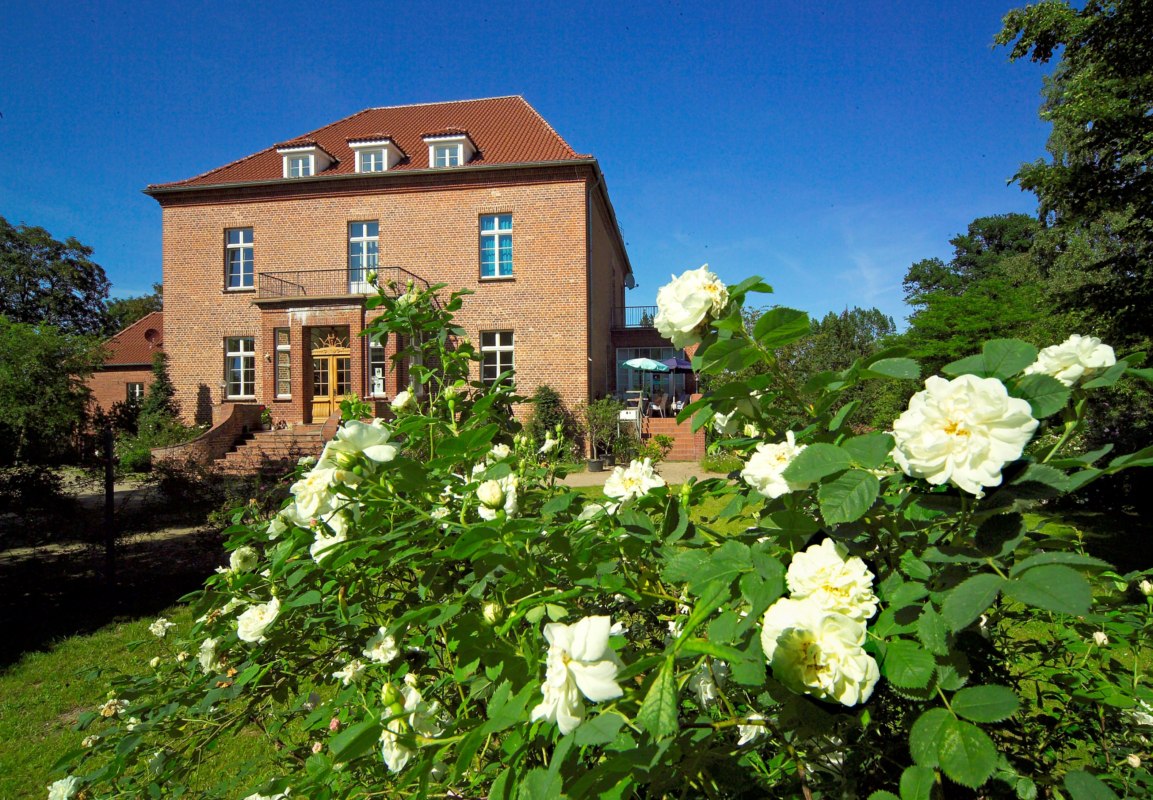 Dworek i park r&oacute;żany w Mecklenburg ParkLand // &copy; Gutshaus Gottin