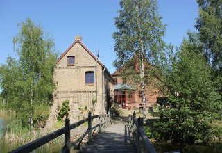 Die Wasserburg Liepen und das Gesindehaus kann man vom Park aus über eine kleine Holzbrücke erreichen. // © Burmeister Die Wasserburg Liepen und das Gesindehaus kann man vom Park aus über eine kleine Holzbrücke erreichen. // © Burmeister