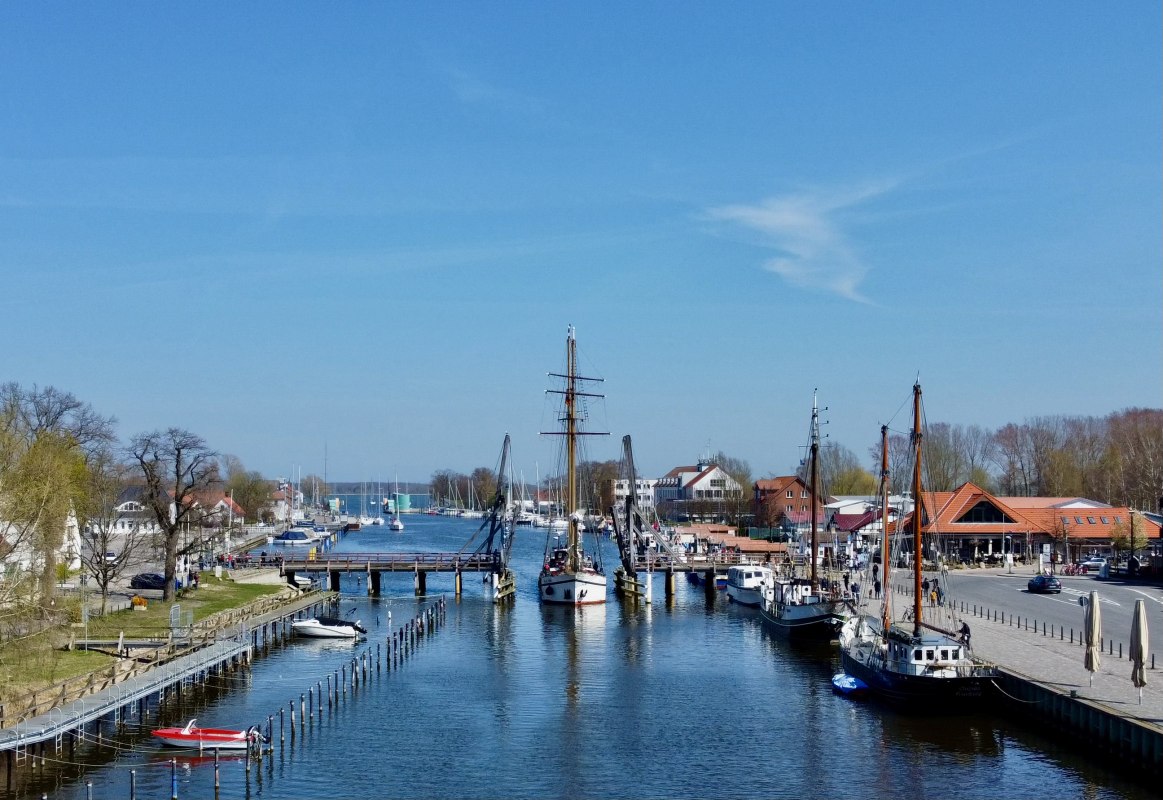 De Weisse Düne wordt over de Ryck gesleept als onderdeel van de maritieme seizoensopener., © Gudrun Koch De Weisse Düne wordt over de Ryck gesleept als onderdeel van de maritieme seizoensopener., © Gudrun Koch