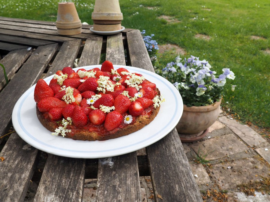 Pyszny tort truskawkowy jako słodkie powitanie z zamkowej kuchni, © Annelie Maiwald Pyszny tort truskawkowy jako słodkie powitanie z zamkowej kuchni, © Annelie Maiwald