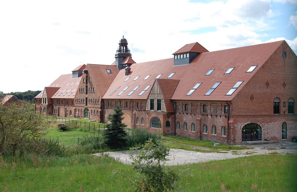 Dawny dom dla bydła w posiadłości Düssin został w dużej mierze odrestaurowany. // © Gabriele Skorupski Dawny dom dla bydła w posiadłości Düssin został w dużej mierze odrestaurowany. // © Gabriele Skorupski
