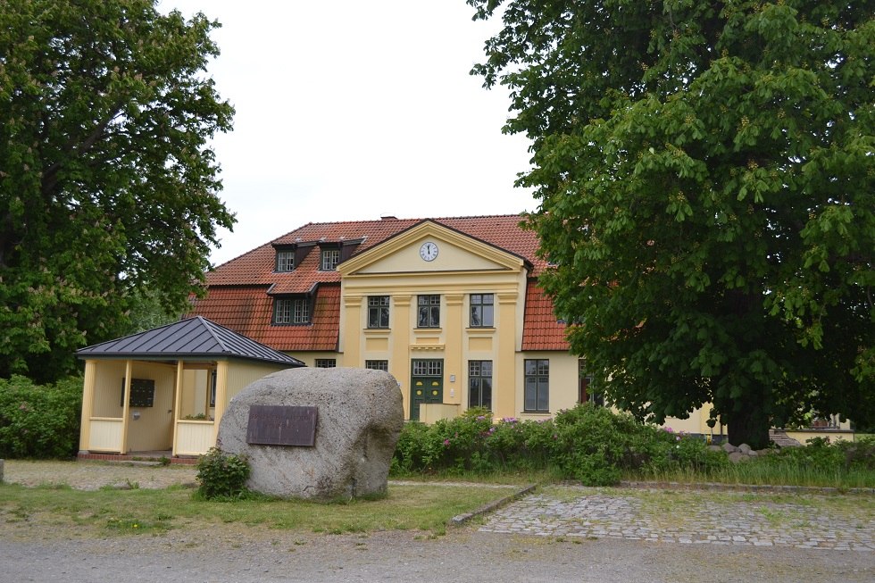 Widok od frontu na dwór z kamieniem upamiętniającym kompozytora Friedricha von Flotow., © Lutz Werner