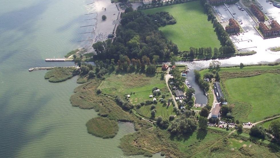 Het ZERUM in Ueckermünde en het ruime terrein van bovenaf., © Zerum
