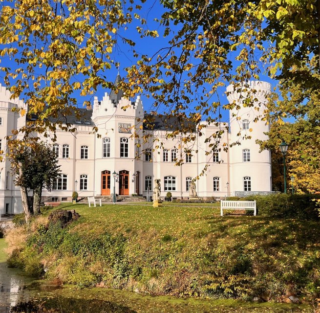 Vooraanzicht kasteel Schlemmin herfst // © Schloss Schlemmin Vooraanzicht kasteel Schlemmin herfst // © Schloss Schlemmin