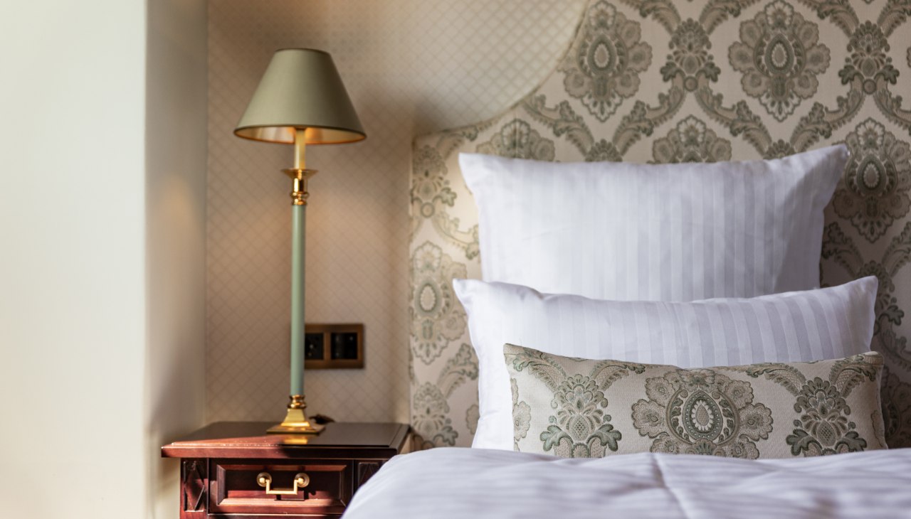 Details in de hotelkamer Schloss Neustrelitz, © Schloss Neustrelitz / Bianka Pogadl Details in de hotelkamer Schloss Neustrelitz, © Schloss Neustrelitz / Bianka Pogadl