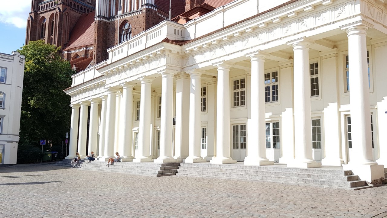 Kolumnowy budynek na rynku w Schwerinie, &copy; Tourismusverband Mecklenburg-Schwerin