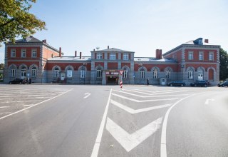 Der Bahnhof von der Straßenseite aus. // © Frank Burger Der Bahnhof von der Straßenseite aus. // © Frank Burger
